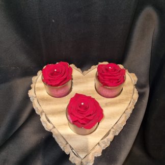 Triple roses éternelles sur socle en bois cœur