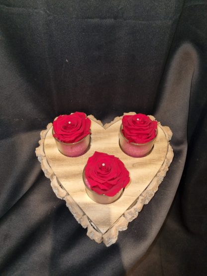 Triple roses éternelles sur socle en bois cœur