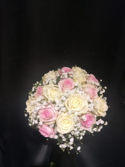 Bouquet de mariée rond avec gypsophile