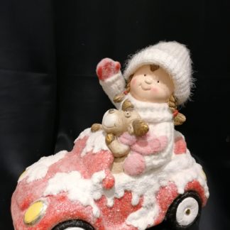 Poupée dans sa voiture