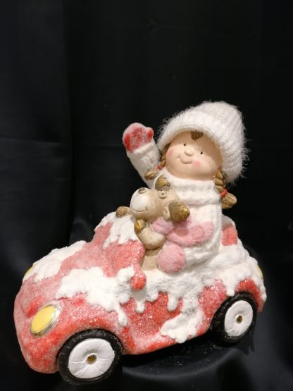Poupée dans sa voiture