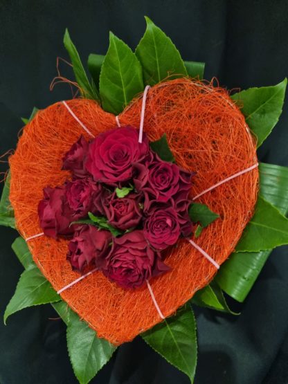 Armature cœur avec 9 roses rouges