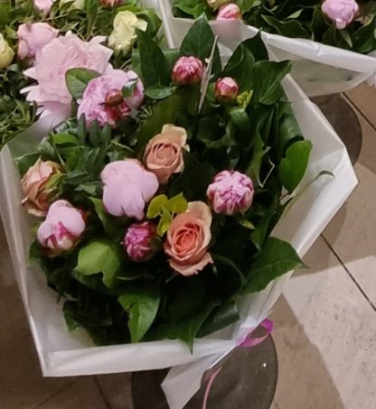 Bouquet de pivoines Sarah Bernhardt avec 3 roses